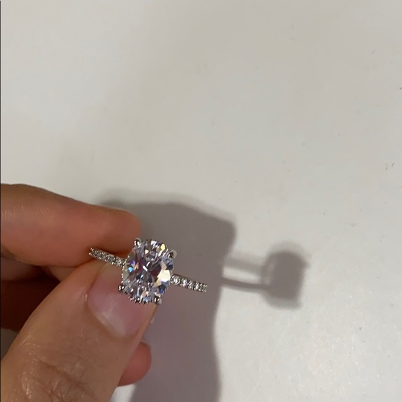 Gorgeous 925 Silver Oval Cut White Sapphire Ring - Picture 3 of 6